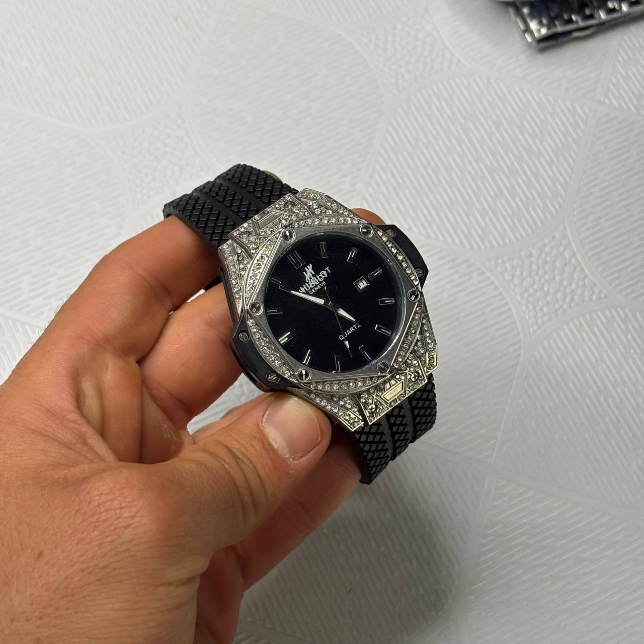 ساعت مچی مردانه طرح هابلوت Hublot Geneve مدل نگین‌دار بند سیلیکونی مشکی